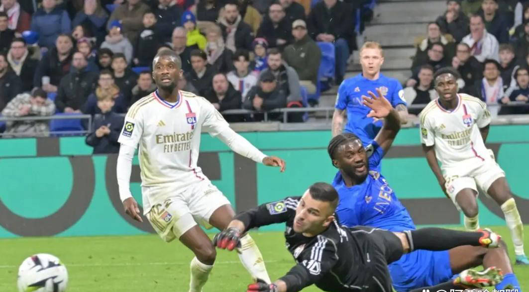 法甲豪门遭降级！里昂含泪抗议，降级欧战成荒谬