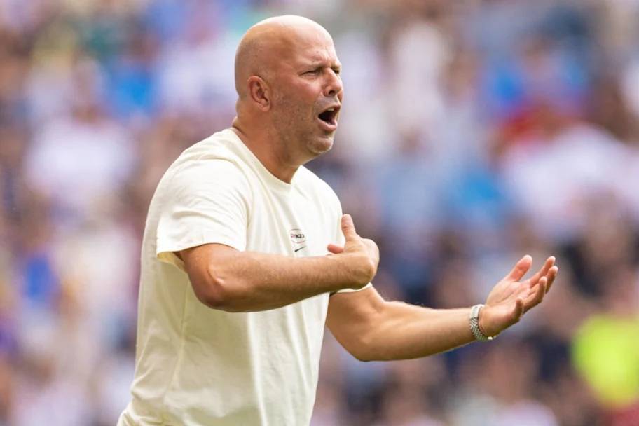 斯洛特否认后防危机，暗示利物浦将签新中卫