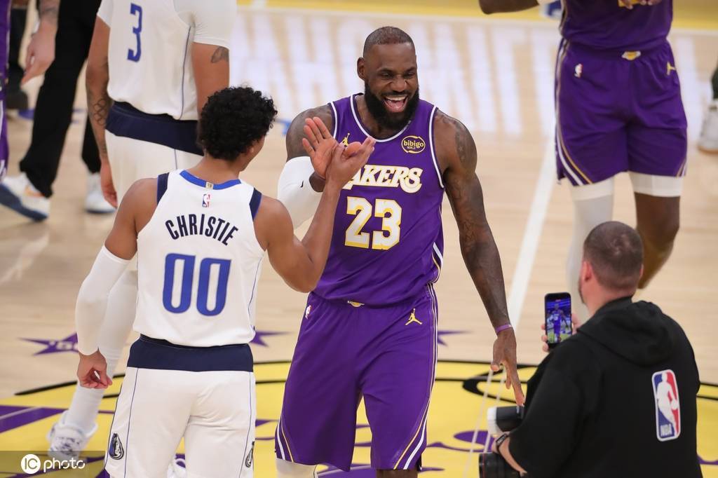 不打背靠背！因左脚伤病管理 詹姆斯今天缺战鹈鹕